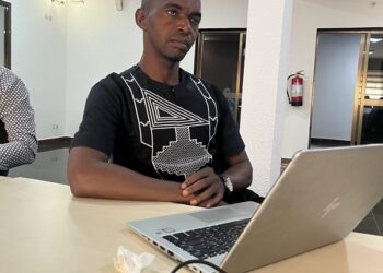 Conakry : la voiture du journaliste Mamadou Oury Bah vandalisée, ses biens emportés