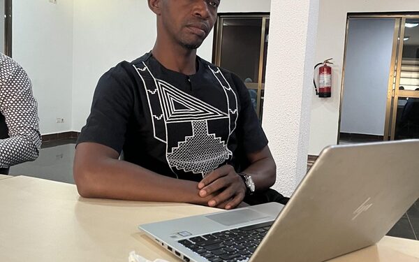 Conakry : la voiture du journaliste Mamadou Oury Bah vandalisée, ses biens emportés