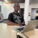 Conakry : la voiture du journaliste Mamadou Oury Bah vandalisée, ses biens emportés