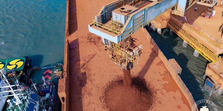 Kamsar : Nimba Mining Company signe son entrée sur la scène minière avec un premier chargement de 200 000 tonnes de bauxite