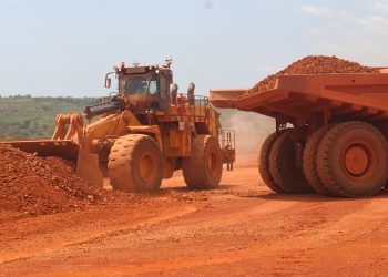 Guinée : vers une réduction des exportations de bauxite, entre stratégie économique et pari sur le marché mondial