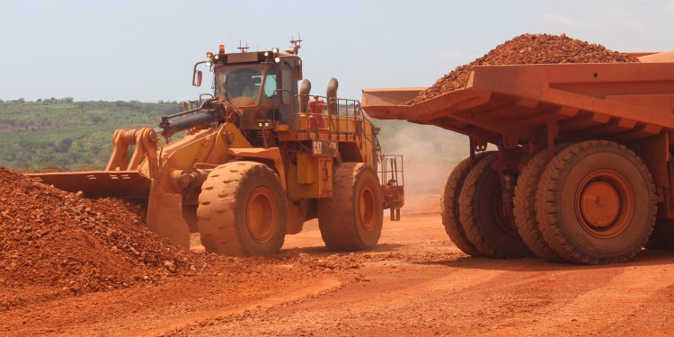 Guinée : vers une réduction des exportations de bauxite, entre stratégie économique et pari sur le marché mondial